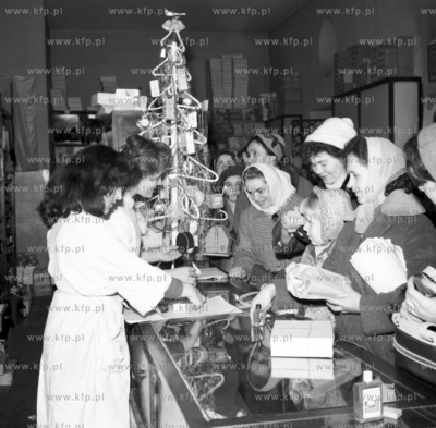 Swieteczne zakupy w drogerii. 0001426z 1961 Fot. Zbigniew...