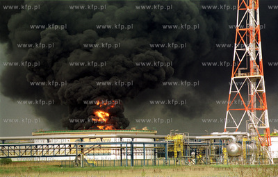 Pozar jednego ze zbiornikow Rafinerii Gdanskiej.3.05.2003fot....