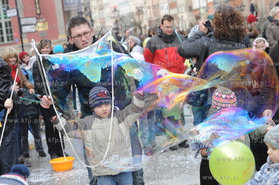 Festiwal baniek mydlanych w Gdansku na Dlugim Targu....