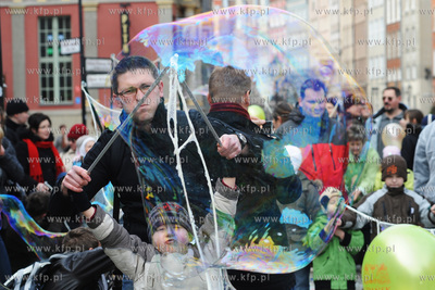 Festiwal baniek mydlanych w Gdansku na Dlugim Targu....
