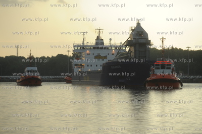 Do Gdańska przyplynal statek BULKNES z kruszywem pod...