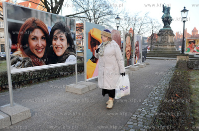 Wystawa Elzbiety Dzikowskiej "Usmiech swiata" umiejscowiona...