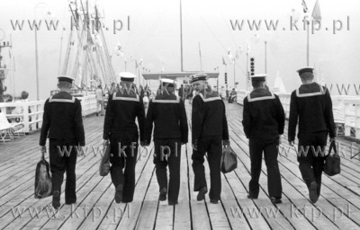 Marynarze na molo w Sopocie. 09.1995 2. M.Kosycarz,...