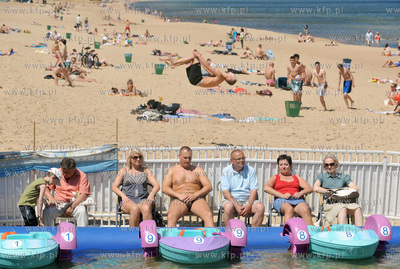 Sobota na molo w Gdansku Brzeznie. Plazowicze nad basenemz...