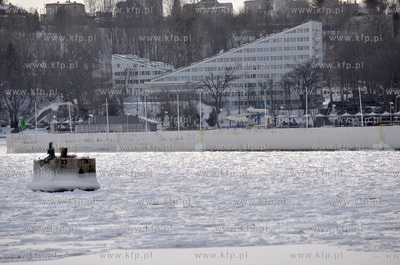 Gdynia zima. Posrod zamarnietych wod Zatoki Gdanskiej...