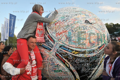 Gdansk. Mistrzostwa europy w pilce noznej. Kibice ogladaja...
