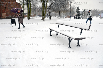 Zima na ulicach Gdanska. Plac Kobzdeja wzdlud ul. Podwale...