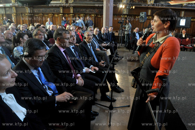 Dwor Artusa. Prezydent Lech Walesa wreczyl przyznawana...