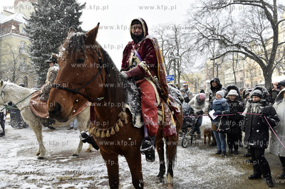 Orszak Trzech Króli w Sopocie. Plac przed kościołem...