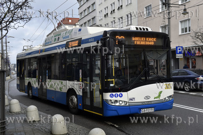 Gdynia, trolejbus marki Solaris na ul. Świętojańskiej....