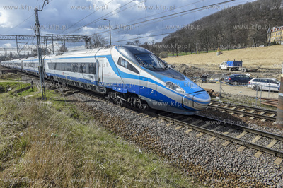 Pociąg Pendolino PKP tuż przed wiaduktem Biskupa...
