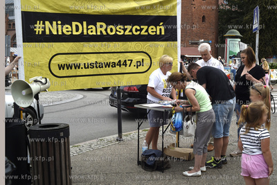 Akcja zbierania podpisów na skrzyżowaniu ulic Podwale...