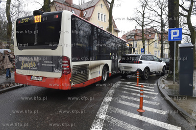 Źle zaparkowany samochód zablokował przejazd  autobusu...