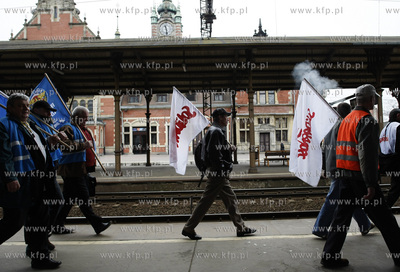 Gdansk. Dworzec Glowny. Protest kolejarzy, ktorzy domagaja...