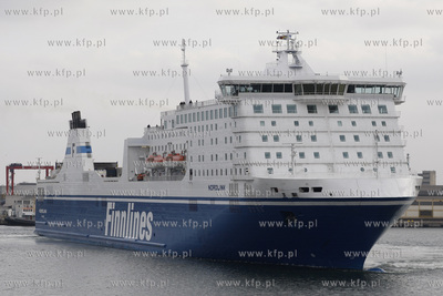 Gdynia. Port. Prom armatora Finnlines, kursujacy na...