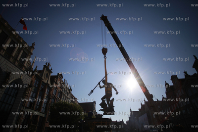 Gdansk. Demontaż figury Neptuna z fontanny na Długim...