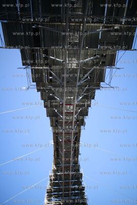 Sopot. Przygotowania do montazu powloki dachu na terenie...