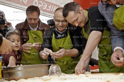 XI Gdanskie Swieto Pieroga na Targu Weglowym. Zawody...