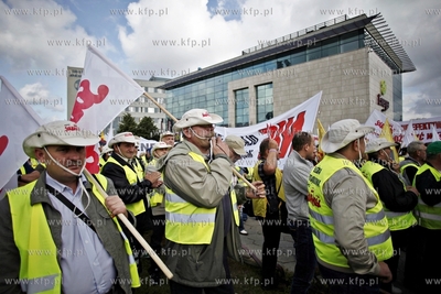 Gdansk. Demonstracja pracownikow firmy energetycznej...