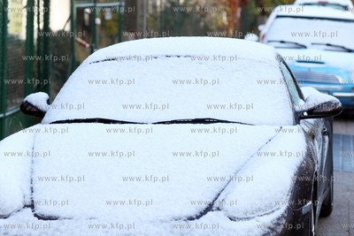 Snieg na zaparkowanych autach przy ul. Okreznej w Sopocie.
25.11.2013
fot....