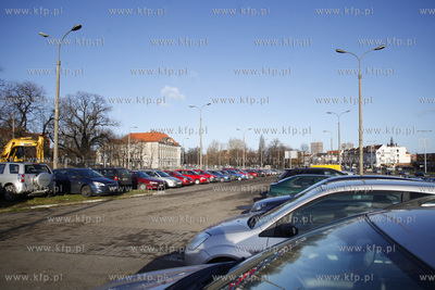 Parking na Targu Siennym i Rakowym w Gdansku.
28.11.2013
fot....