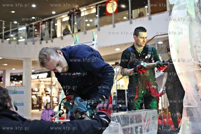 Galeria Przymorze. Pokaz rzeźbienia w lodzie połączony...