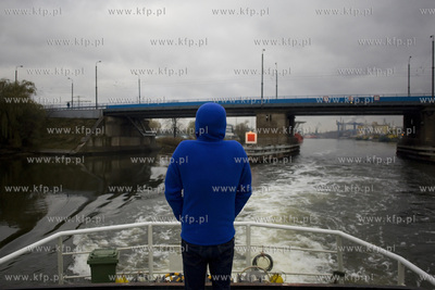 Transport historycznego holownika Okoń z przystani...