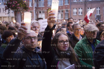 Gdańsk. Łańcuch światła, protest przed Sądem...
