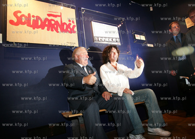 Lech Walesa i Jean Michelle Jarre na wystawie Drogi...