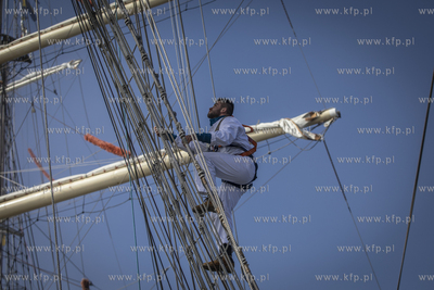 Powrót do portu w Gdyni żaglowca Dar Młodzieży...