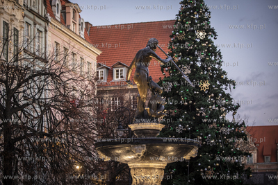 Długi Targ w Gdańsku. Podświetlony na żółto gdański...
