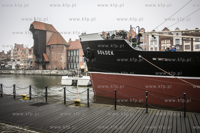 Statek muzeum Sołdek wraca na Motławę  po remoncie...