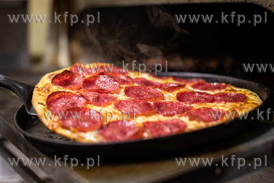 Pizzeria Leone na gdańskiej Oruni. Nz. pizza Salami.
08.02.2021
fot....