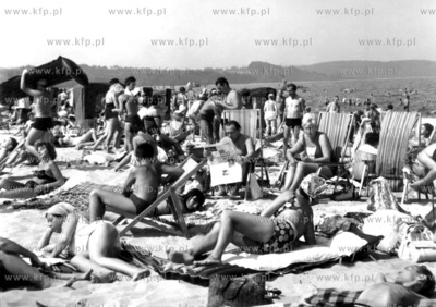 Na trojmiejskiej plazy. 1970 Fot. Zbigniew Kosycarz...