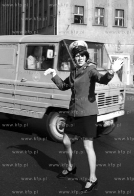 Milicjantka z Wydzialu Drogowego kieruje ruchem ulicznym...