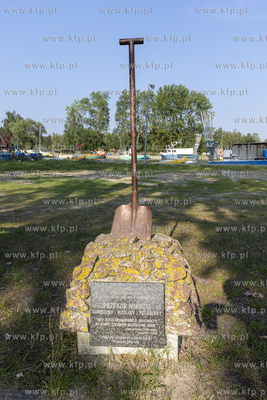 Port w Kątach Rybackich nad Zalewem Wiślanym. Pomnik...