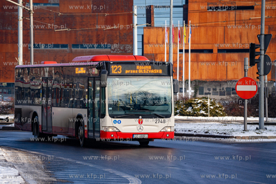 Wały Piastowskie w Gdańsku. Autobus Mercedes Citaro...