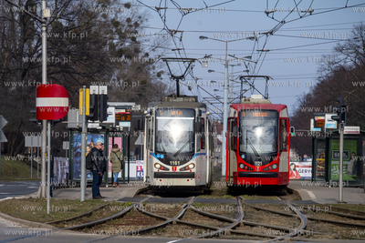 Tramwaje D wag N8c na al. Hallera. 10.03.2024 fot....