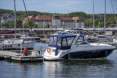 Jachty zacumowane w Marinie Sopot. W oddali Grand Hotel...