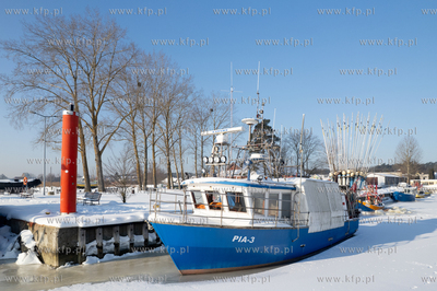 Zima na Mierzei Wiślanej. Zamarznięty port rybacki...