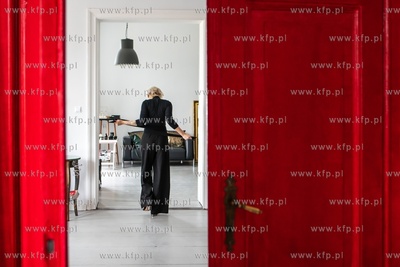 Joanna Tyszer w swojej pustej pracowni Fryzjerskiej...