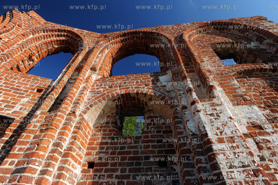 Trzesacz. Sciana S romansko-gotyckiego kosciola sw....