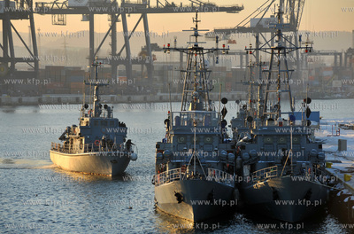 Port wojenny Gdynia Oksywie. Tralowce 13 Dywizjonu...