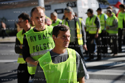 Gdansk. Trakt Sw. Wojciecha. Rybacy blokujac przejscie...