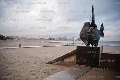 Gdynia. Jesienna, deszczowa pogoda na plazy miejskiej...