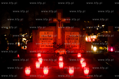 Gdansk. Cmentarz komunalny Sw. Franciszka. Swieto Zmarlych....