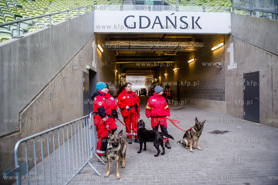 Gdansk. Stadion PGE Arena. Cwiczenia grup ratownikow...
