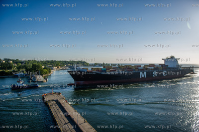 Najwiekszy kontenerowiec w historii portu MSC Charleston,...