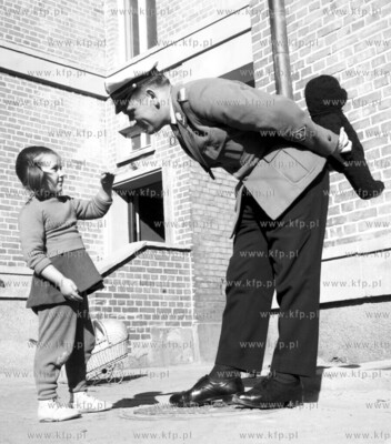 Dziewczynka i milicjant w Gdansku. 1965 (003149) Fot....