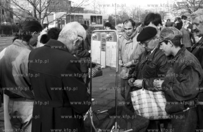 Grajacy sprawdzaja losy loterii fantowej sprzedawane...